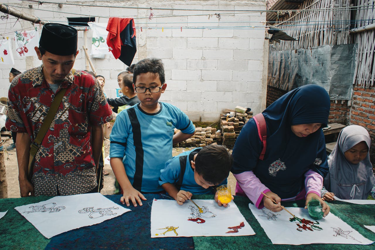 indonesian-children-learning-traditional-batik-art-32327259